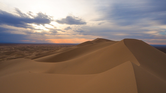 Coucher de soleil au dessus des dunes du désert de Gobi en Mongolie