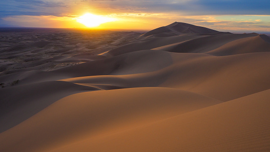 Coucher de soleil au dessus des dunes du désert de Gobi en Mongolie