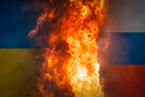 Ucrania y Rusia banderas sobre fondo oscuro ardiente. incitar el odio étnico. Concepto de crisis de guerra y conflictos políticos entre naciones. photo
