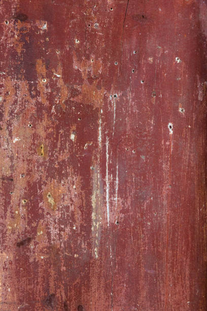 fond de texture en bois peint en rouge. , rugueux, vieilli, minable, cassé, éteint - paint rough peeling grunge photos et images de collection