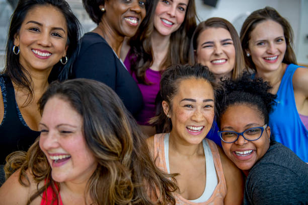 portrait de fitness pour femmes - seulement des femmes photos et images de collection