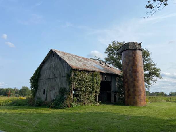 Antique barn & silo Antique barn & silo 8564 stock pictures, royalty-free photos & images