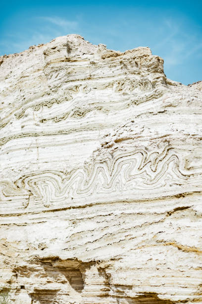 desert landscape in middle east - textured stone desert majestic imagens e fotografias de stock