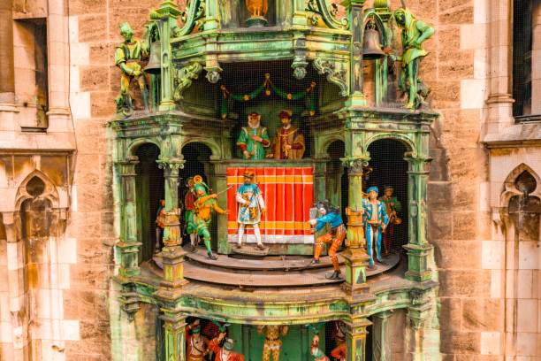 крупный план rathaus-glockenspiel под солнечным светом в мюнхене, германия - glockenspiel стоковые фото и изображения
