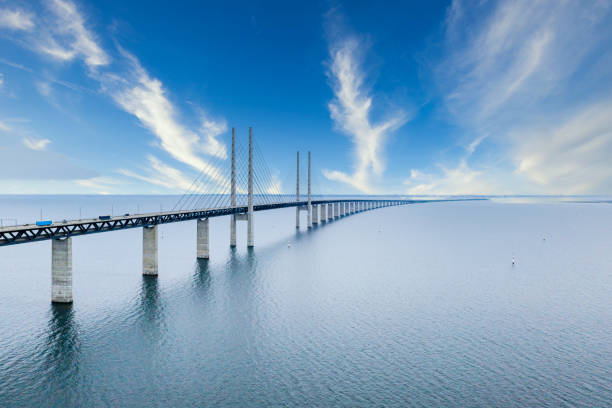 öresundbrücke zwischen kopenhagen dänemark und malmö schweden - öresundregion stock-fotos und bilder