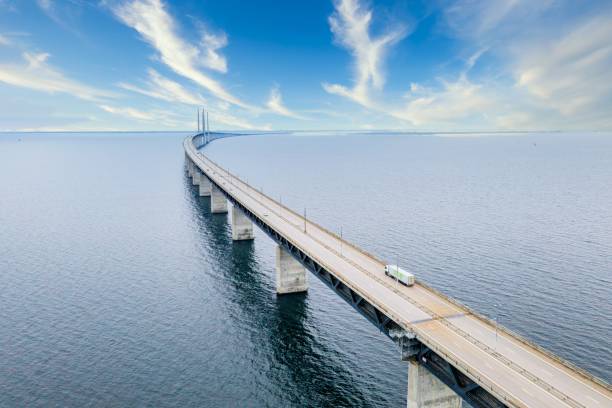 デンマークとスウェーデンを海上で結ぶオーレスンツブロン橋 - öresund ストックフォトと画像