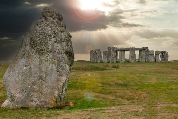 vue de jour de la pierre du talon et du cercle de pierres à stonehenge, un site du patrimoine mondial de l’unesco près d’amesbury dans le wiltshire, en angleterre - prehistoric antiquity flash photos et images de collection