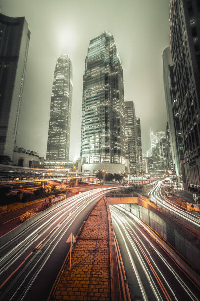 verkehrspfade im financial district, hongkong - hong kong night motion city stock-fotos und bilder