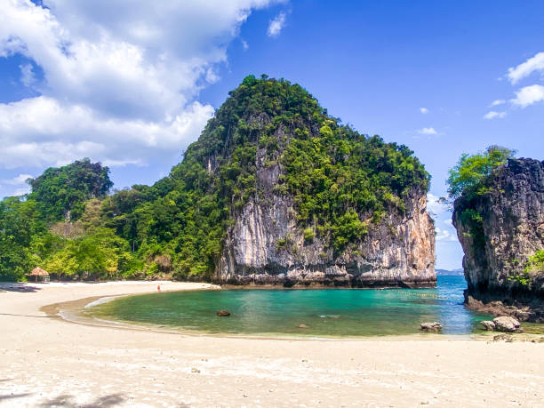 vista aérea de la isla de koh hong en la provincia de krabi, tailandia - phuket province beach blue cliff fotografías e imágenes de stock