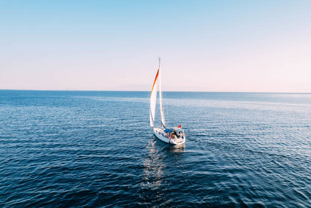 veleiro de vista aérea movendo-se no mar - sailboat sports race yachting yacht - fotografias e filmes do acervo