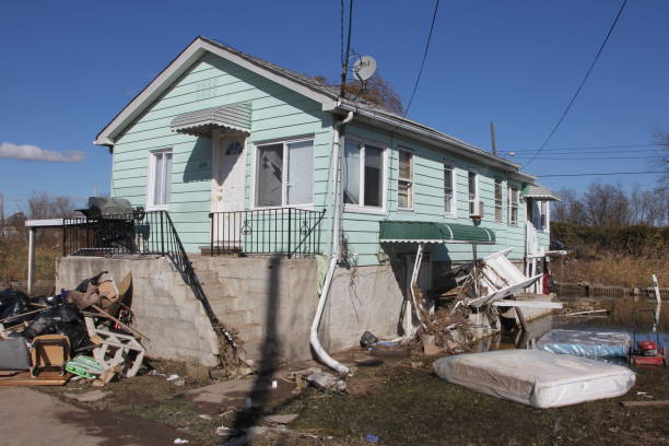 dégâts causés par l’ouragan sandy à staten island - hurricane sandy staten island new york city new york state photos et images de collection