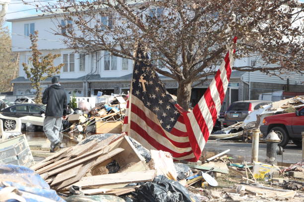 dégâts causés par l’ouragan sandy à staten island - hurricane sandy staten island new york city new york state photos et images de collection