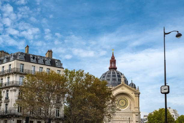 parigi, bellissimo edificio - cross shape built structure building exterior apartment foto e immagini stock