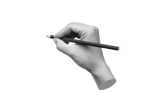 Una mano femenina sostiene un lápiz aislado sobre un fondo blanco. Collage de moda 3D en estilo revista photo