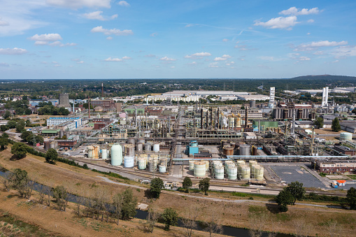 Chemical complex in the city of Oberhausen: air separation and liquefaction plants for air gases (nitrogen, oxygen, argon), partial oxidation plant for the  production of hydrogen, synthesis gas and steam.