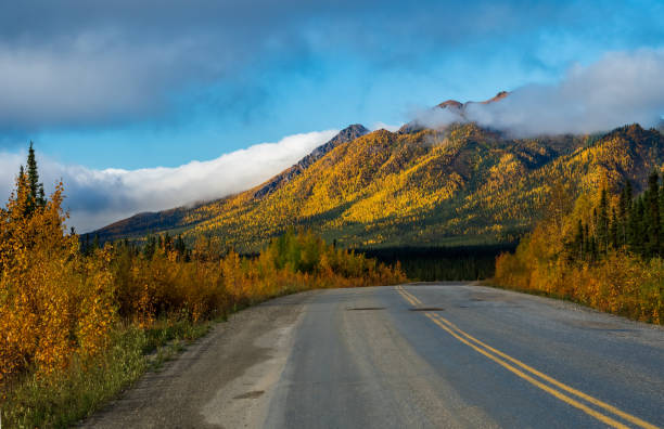 dalton highway en alaska en otoño - brooks range fotografías e imágenes de stock