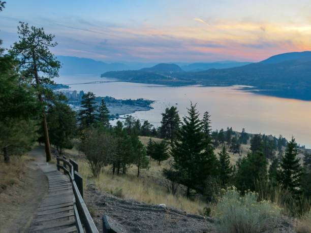 as escadas lakeside - kelowna okanagan scenics okanagan valley - fotografias e filmes do acervo