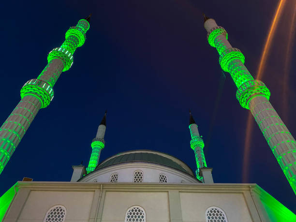 gran hermosa mezquita musulmana alta templo islámico para oraciones a dios alá con altas torres de religión en cálido tropical oriental país del sur resort por la noche - sunset in islamic country fotografías e imágenes de stock