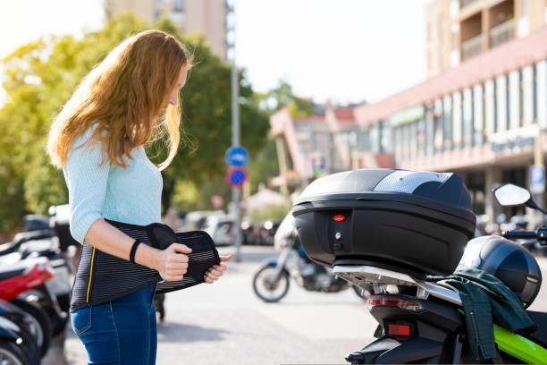 rudowłosa kobieta zakłada pas do jazdy na motocyklu - backache lumbar vertebra human spine posture zdjęcia i obrazy z banku zdjęć