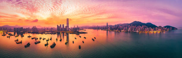 hongkong - sonnenuntergang über dem hafen von victoria, china - hong kong skyline panoramic china stock-fotos und bilder