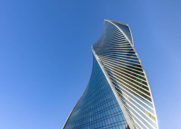 Rascacielos retorcidos curvos en forma de espiral llamado Evolution Tower en la ciudad de Moscú - foto de stock
