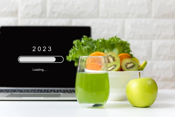 新しいビジネスと新しい生活を始めるための2023年の読み込み。オフィスで働く食事のための健康的で新鮮な健康的なサラダと野菜の緑の水 - dieting planning calendar event ストックフォトと画像