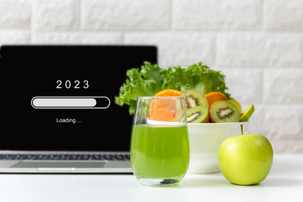 로딩 연도 2023 용 새로운 비즈니스와 새로운 삶을 시작하십시오. 사무실에서 일하는 다이어트를 위한 건강하고 신선한 건강한 샐러드와 야채 녹색 물 - dieting planning calendar event 뉴스 사진 이미지