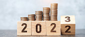flipping-2022-zu-2023-jahr-block-mit-coins-stack-geld-budget-steuer-investitions-finanz-spar.jpg?b=1&s=170x170&k=20&c=RdVnPzCoaiuPFxdHi9kIwllzjelinqBB-xwamlS8_W0=