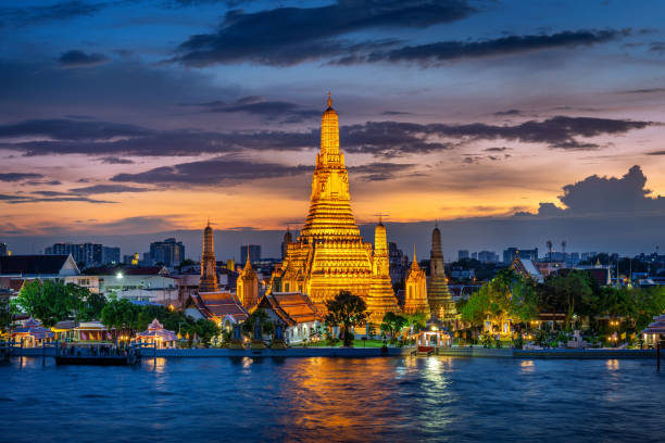 wat arun ratchawararam ao pôr do sol (templo da alvorada) famoso destino turístico em bangkok, tailândia. - arun - fotografias e filmes do acervo