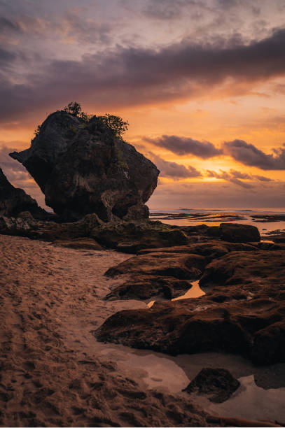 dramatyczny zachód słońca z plaży suluban na bali. - kuta beach zdjęcia i obrazy z banku zdjęć