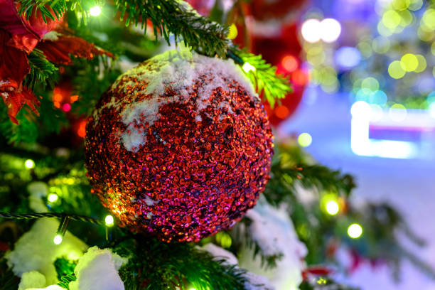 weihnachtsspielzeug im schnee am baum. - star shape illuminated christmas christmas market stock-fotos und bilder