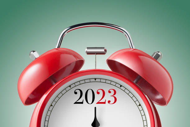 new year 2023. close up view of a red alarm clock. - minute hand fotos imagens e fotografias de stock