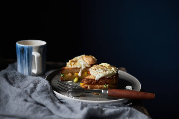 delizioso brunch: panino tostato e uovo in camicia - non alcoholic beverage comfort food snack dining table foto e immagini stock