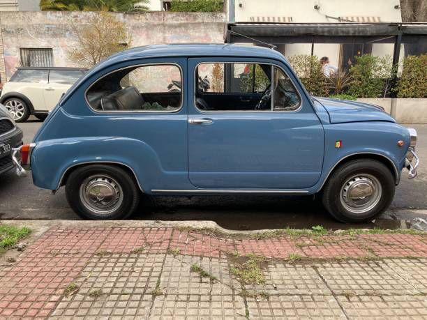 stary, niebieski fiat 500 cinquecento - cinquecento zdjęcia i obrazy z banku zdjęć