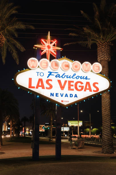 uno scatto notturno verticale di un famoso cartello welcome to las vegas - welcome to fabulous las vegas sign immagine foto e immagini stock