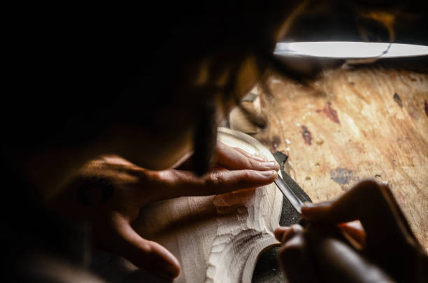 mujer artesana fabricante de violines luthier trabajando en un nuevo violín - making craftsperson italian music musical instrument fotografías e imágenes de stock