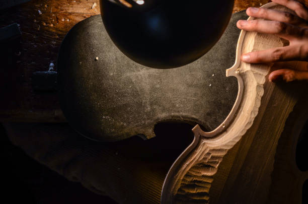 mujer artesana fabricante de violines luthier trabajando en un nuevo violín - making craftsperson italian music musical instrument fotografías e imágenes de stock