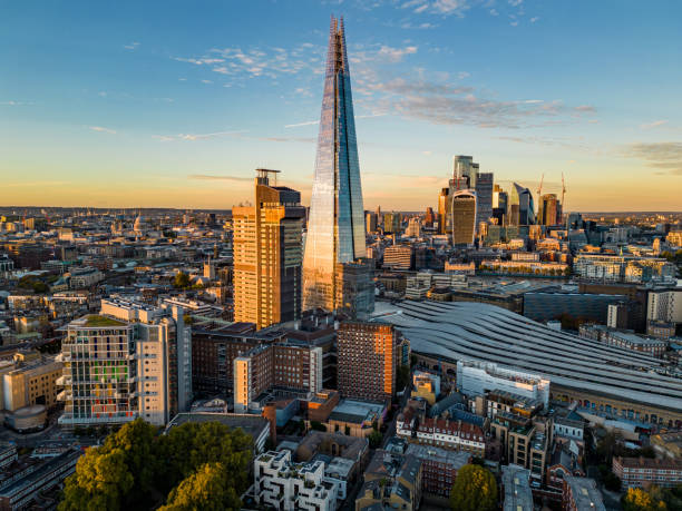 widok z lotu ptaka na centrum londynu i budynek shard o zachodzie słońca - greater london zdjęcia i obrazy z banku zdjęć