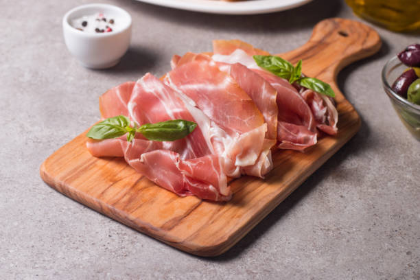 生ハムの薄いスライスのクローズアップ。イタリア料理 - thin portion salami meat ストックフォトと画像
