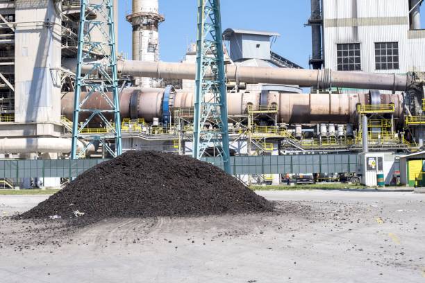 pile of shredded tires used as alternative fuel in rotary kiln in cement plant - pyrolysis imagens e fotografias de stock