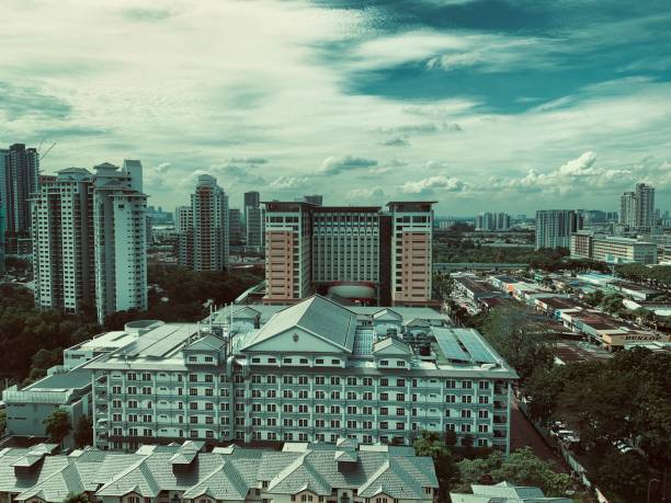 vista aerea degli edifici della città di selangor malaysia in un giorno di pioggia - selangor state foto e immagini stock