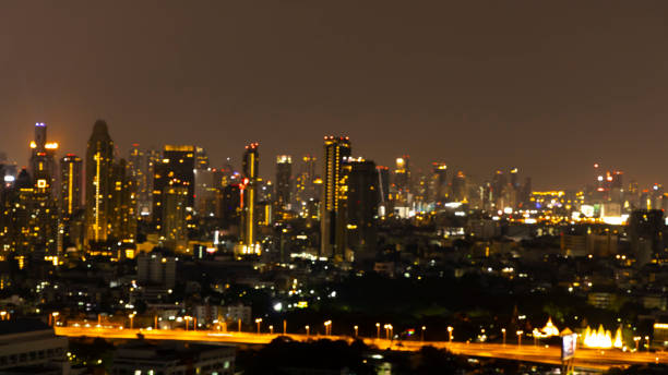 blurred de la vue aérienne de ville de bokeh de l'image de point de vue de toit dans la nuit - city of china texas photos et images de collection