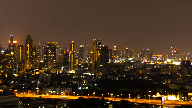 borrada da vista aérea da cidade de bokeh da imagem do ponto da vista do telhado na noite - city of china texas - fotografias e filmes do acervo