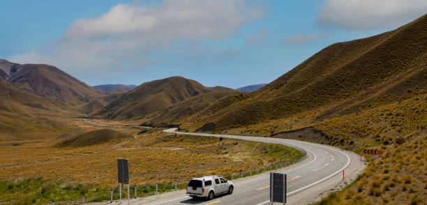 vista de viagem de viagem em lindis passar com fundo azul do céu - road trip road new zealand horizon - fotografias e filmes do acervo