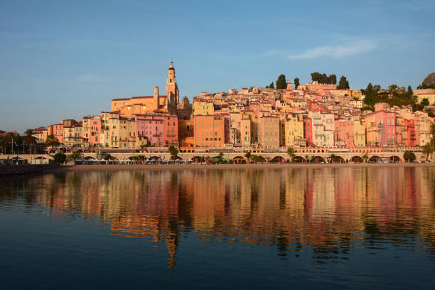 Vecchia città di Mentone, Francia all'alba riflessa nell'acqua - foto stock