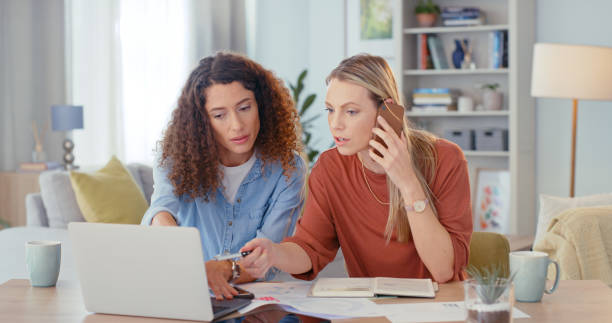 Phone call, client and business couple in home office with laptop, notebook and smartphone for website user support, strategy or negotiation. Work from home partner talking on phone for finance error llamada telefónica, cliente y pareja de negocios en la oficina en casa con computadora portátil, computadora portátil y teléfono inteligente para soporte al usuario del sitio web, estrategia o negociación. trabajar desde casa compañero hablando por t