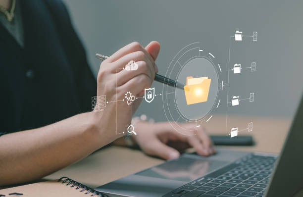 Business woman using a pen to touch folder document icon on virtual screen, search and manage files online document database, efficient archiving company data. document management system (DMS) concept mujer de negocios que usa un bolígrafo para tocar el icono del documento de la carpeta en la pantalla virtual, buscar y administrar archivos en línea de la base de datos de documentos, archivar eficientemente los datos de la empresa. concepto de sistema