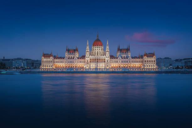 헝가리 의회와 밤의 다뉴브 강 - 부다페스트, 헝가리 - budapest parliament building night hungary 뉴스 사진 이미지