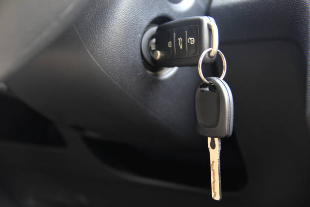 Klucz do samochodu w dziurce od klucza – zdjęcie