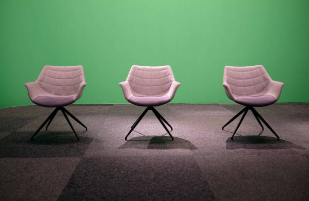 テレビスタジオの3つの空の椅子 - interior wall 写真 ストックフォトと画像